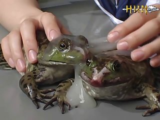 Genki Dgen009 The Woman Also Cries That The Frog Croaks And It Hurts 001